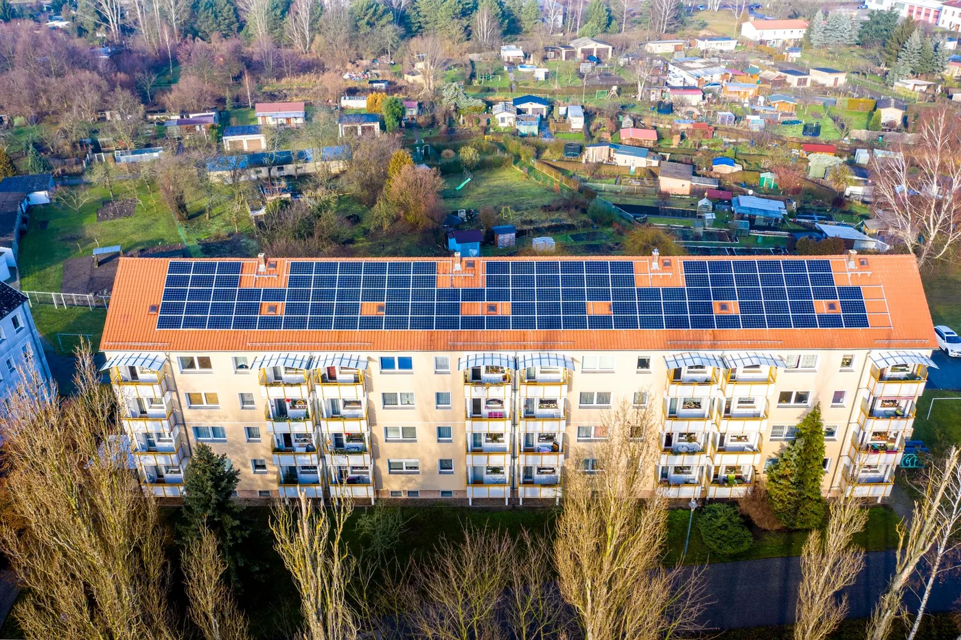 Bytový dům s fotovoltaickými panely na střeše