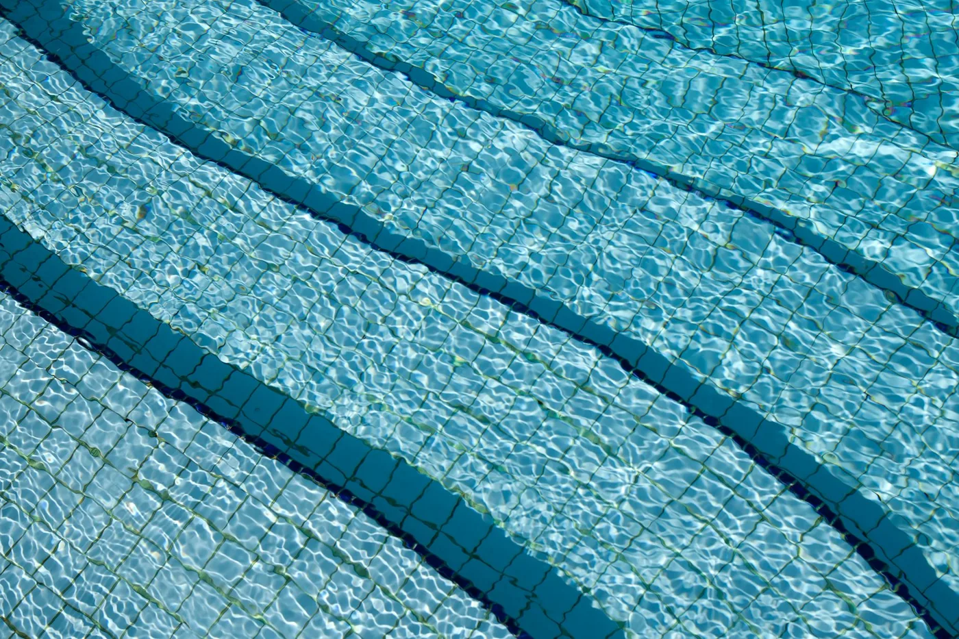 Detail plavecké dráhy v čisté bazénové vodě
