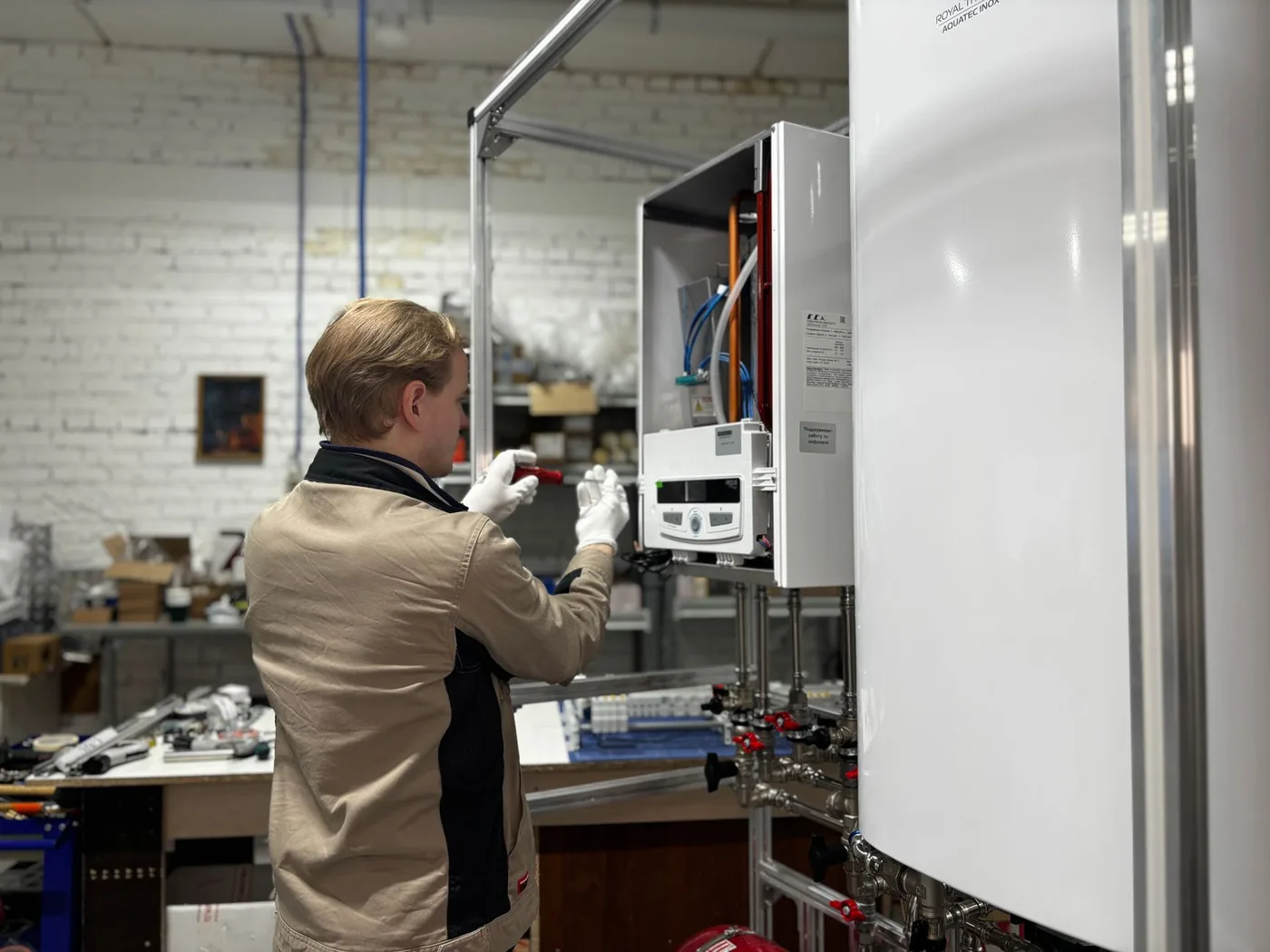 Technik seřizuje ovládací panel bojleru