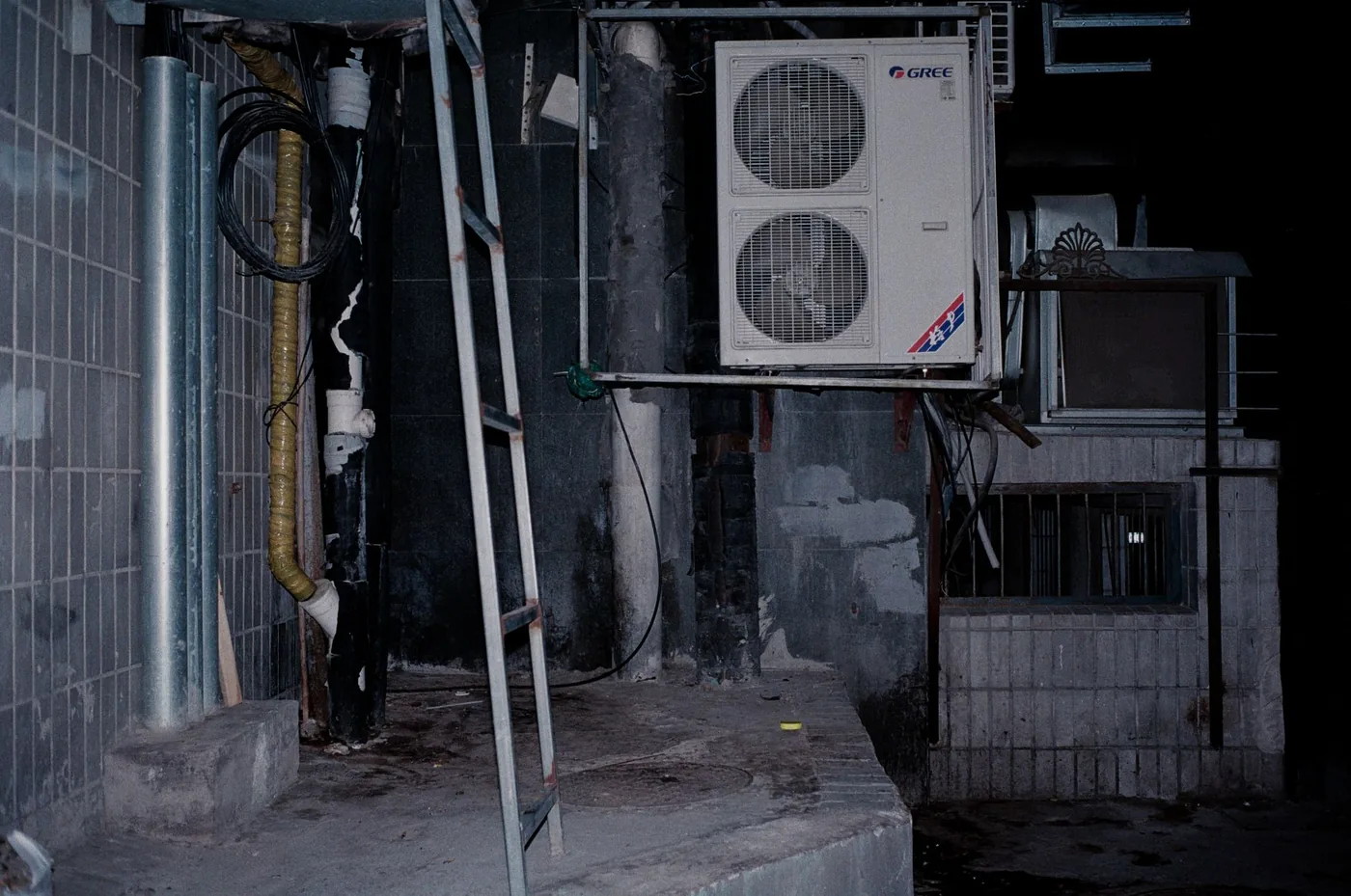Instalace venkovní klimatizační jednotky s potrubím a žebříkem