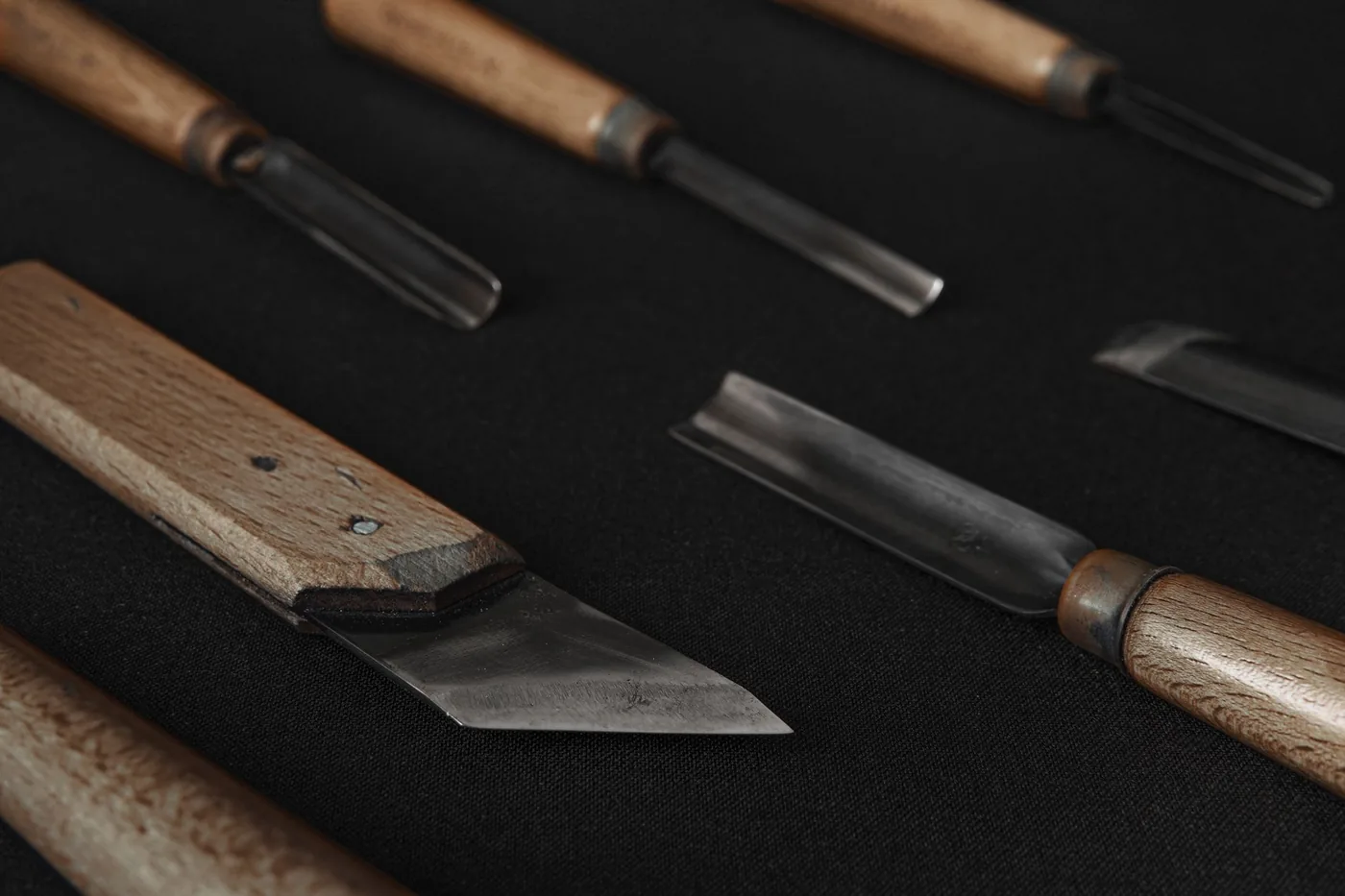 Detail dřevořezbářských dlát rozložených na stole