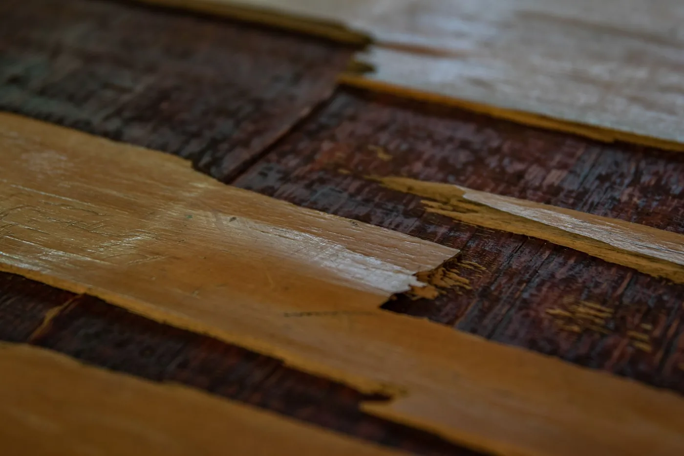 Detail opotřebované a odlupující se dřevěné podlahy