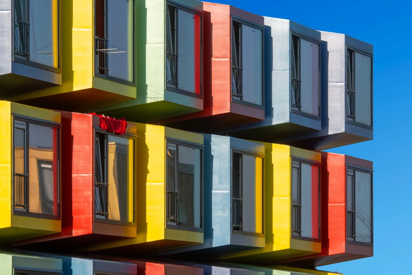 Barevná fasáda moderní modulové stavby