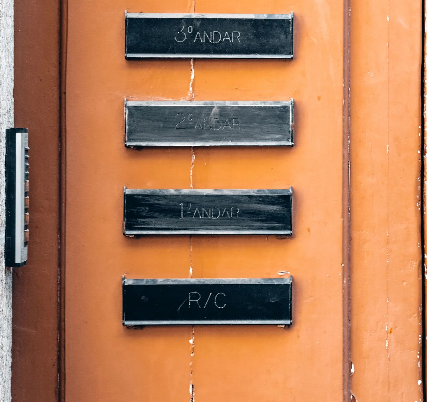 Detail poštovních schránek s označením pater