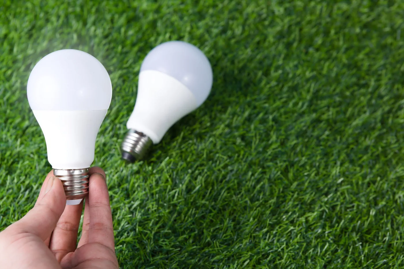 LED žárovka v ruce jako symbol úspory energie