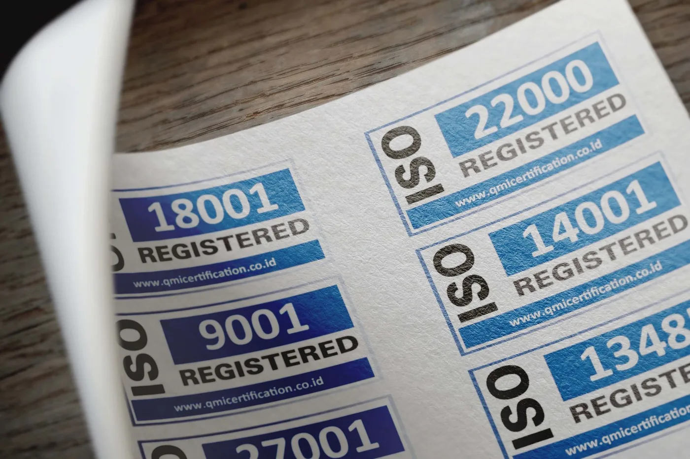Certifikační štítky s registračními čísly na papíře
