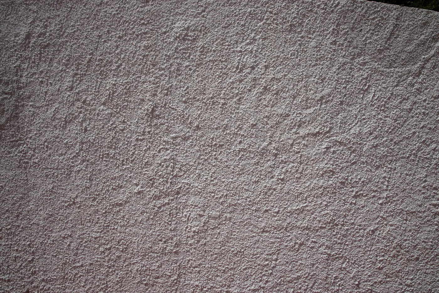 Detail zrnité struktury fasádní omítky