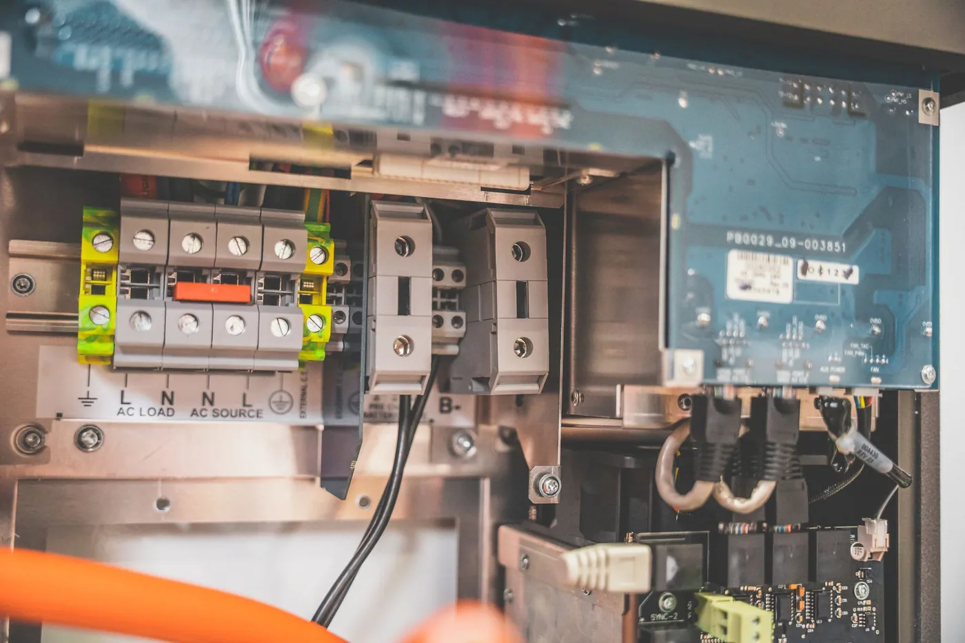 Otevřený rozvaděč s elektrickými svorkami a kabeláží