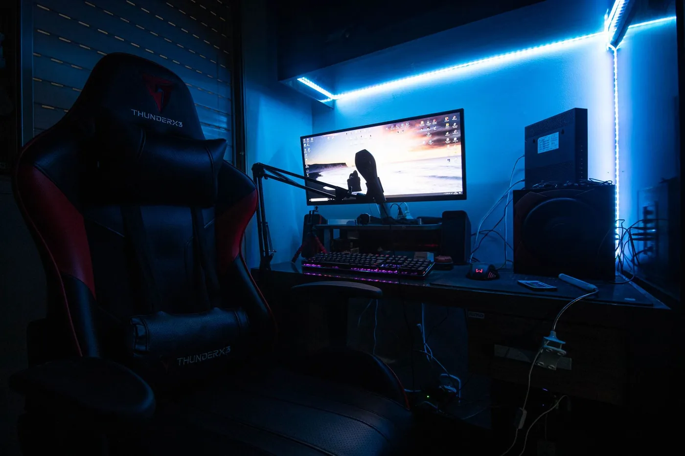 Herní stůl s herní židlí a LED osvětlením