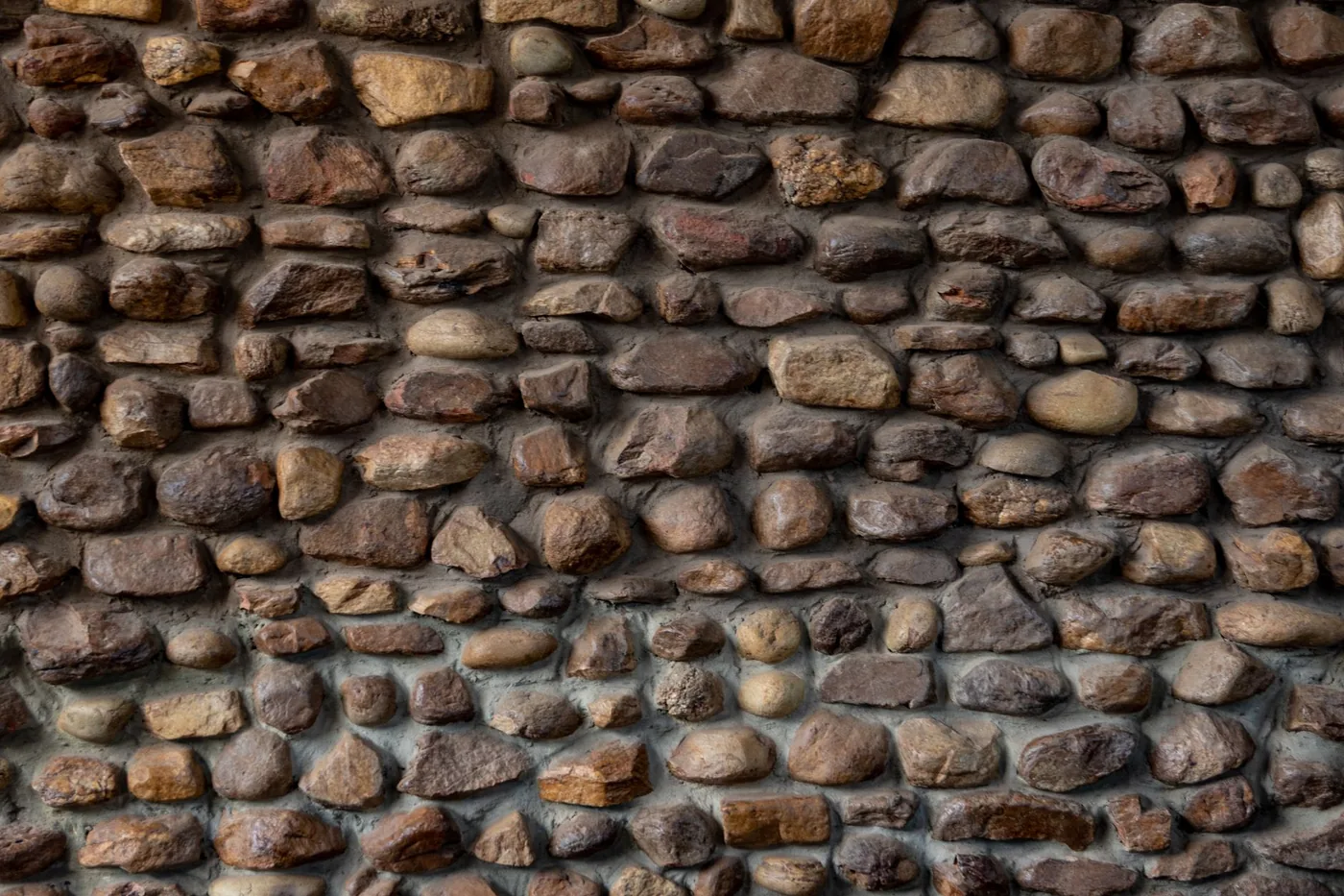 Detail stěny z přírodního kamene v hnědých tónech