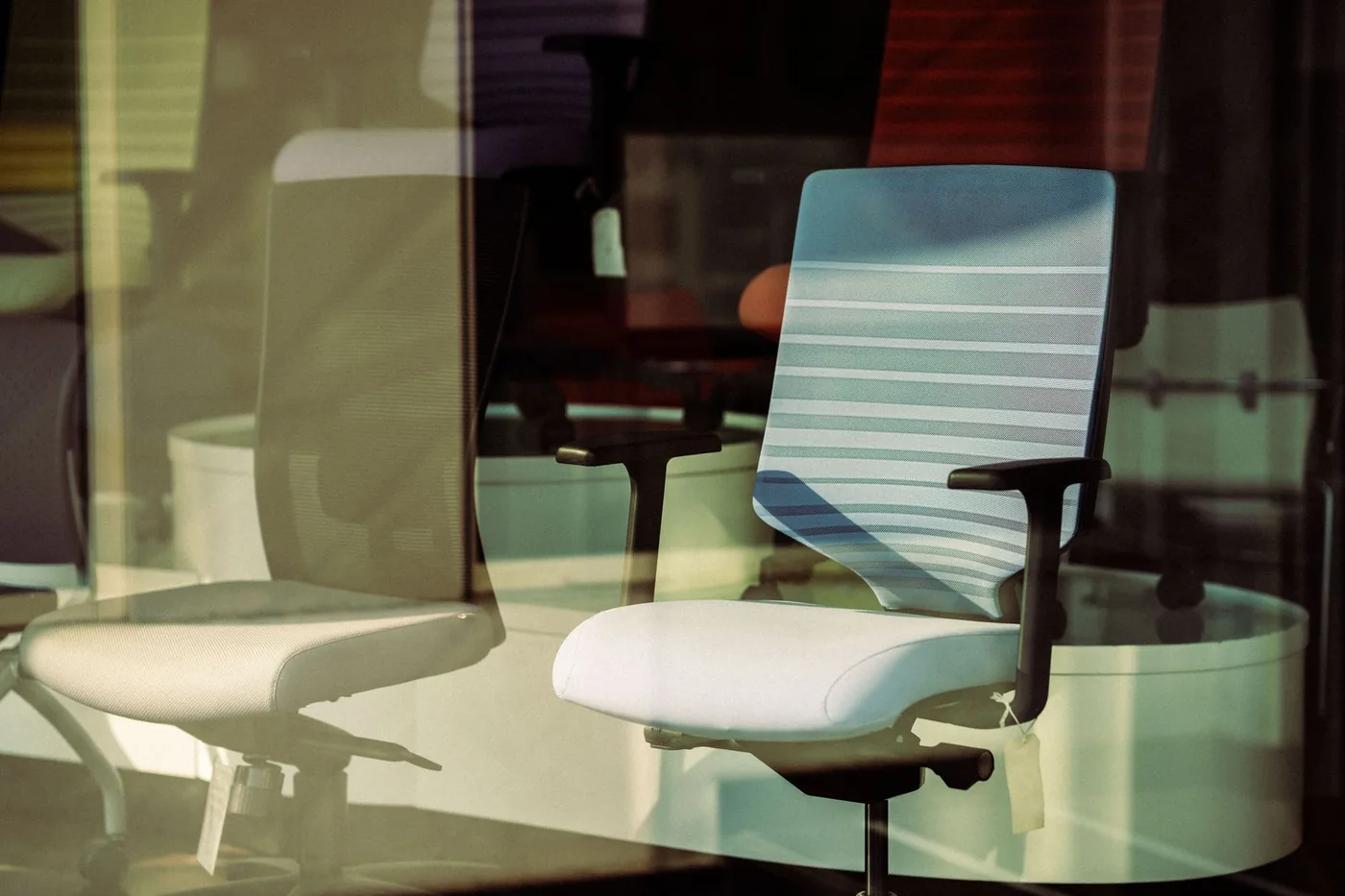 Síťovaná ergonomická židle v moderní kanceláři