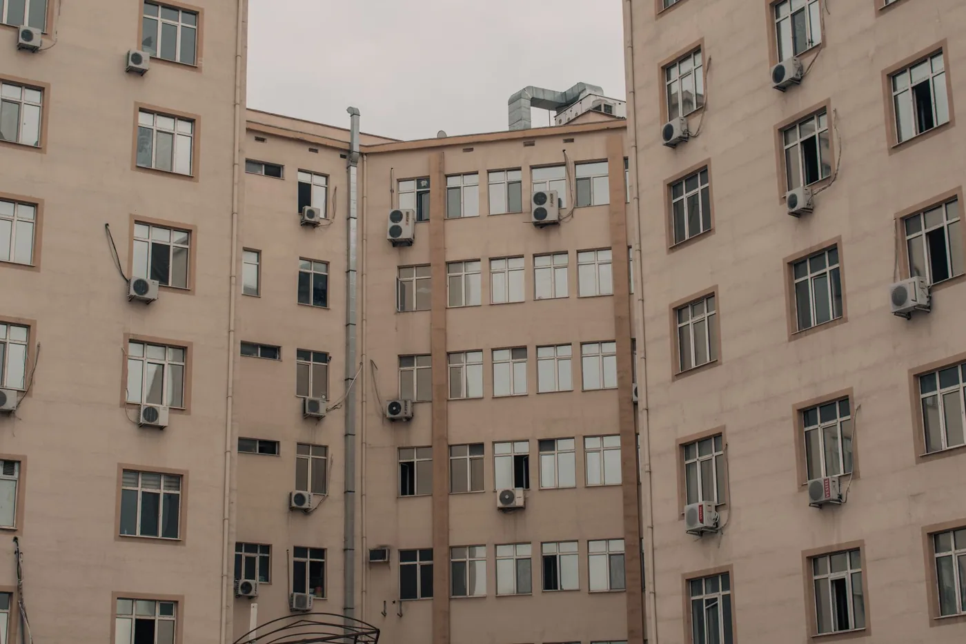 Fasáda bytového domu s klimatizacemi