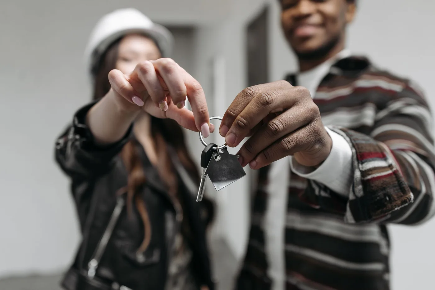 Šťastný pár si podává klíč od bytu
