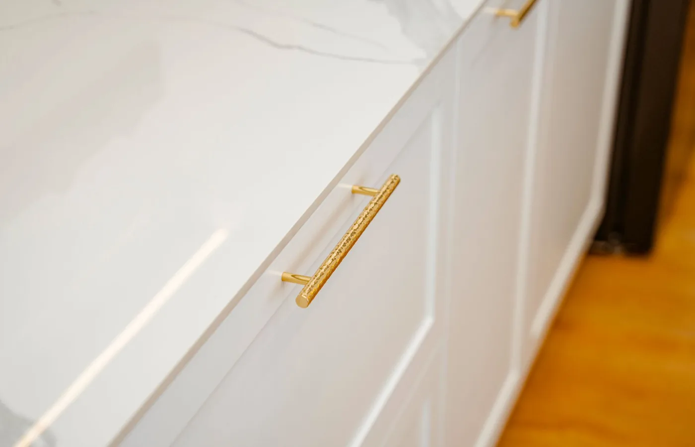 Detail zlaté úchytky na kuchyňské lince