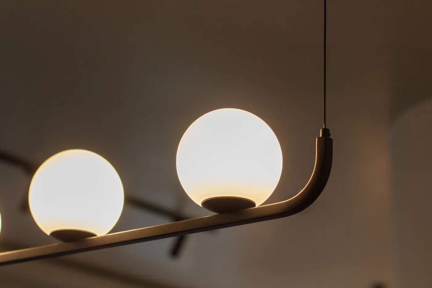 Designové svítidlo s kulovými panely u stropu