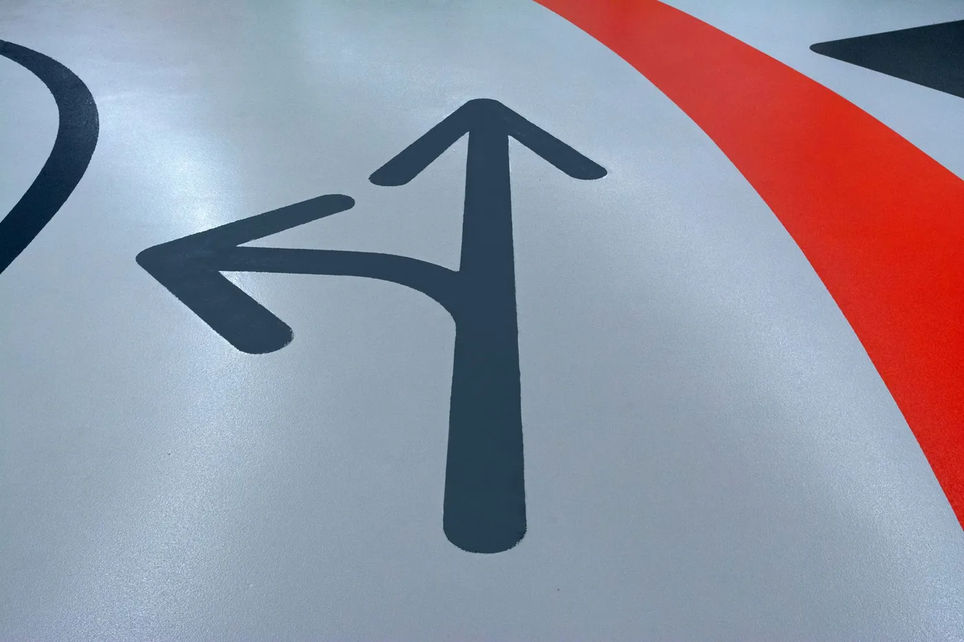 Detail hladké lesklé podlahy se směrovými šipkami