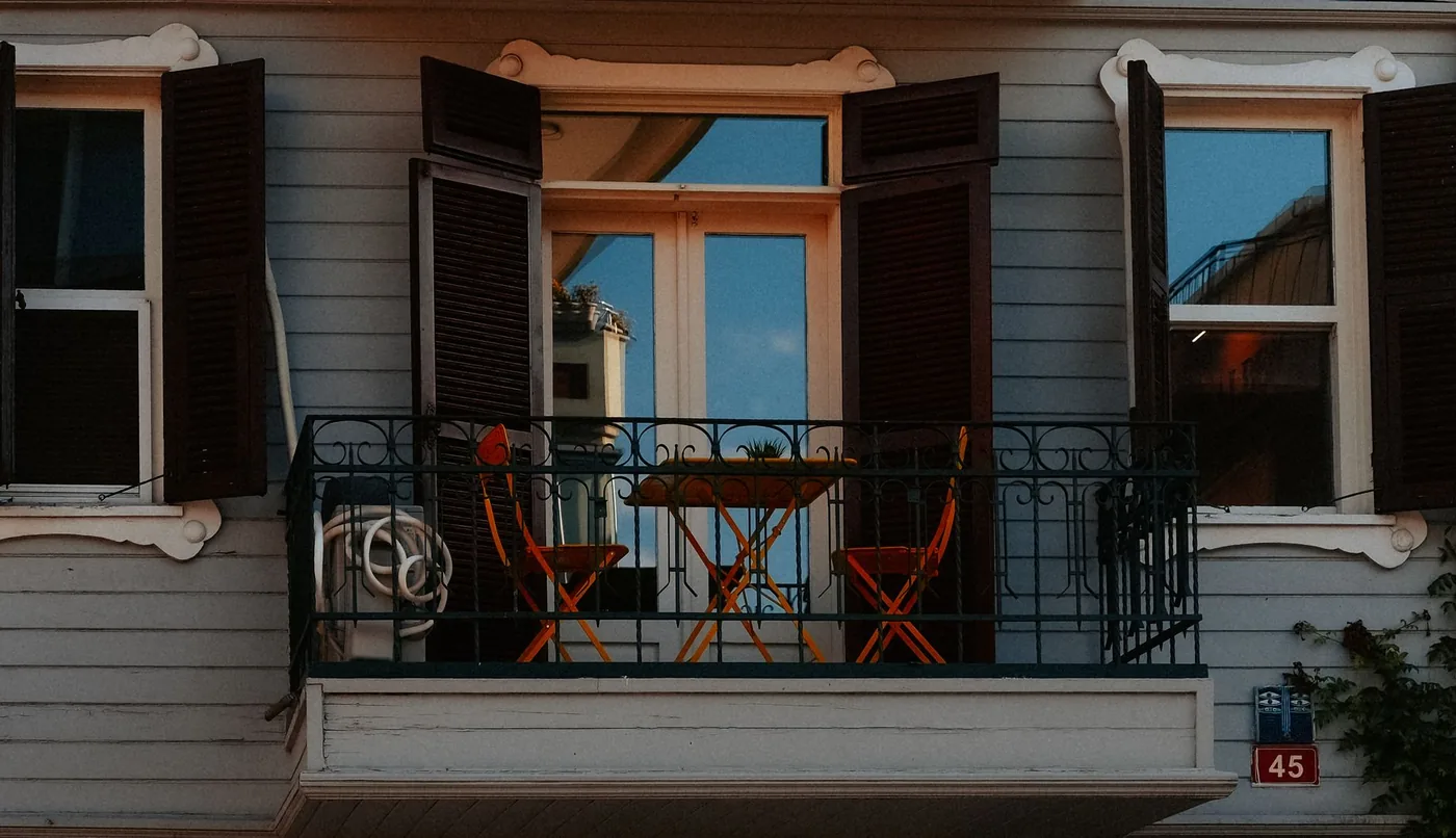 Oranžové židle a stolek na balkoně