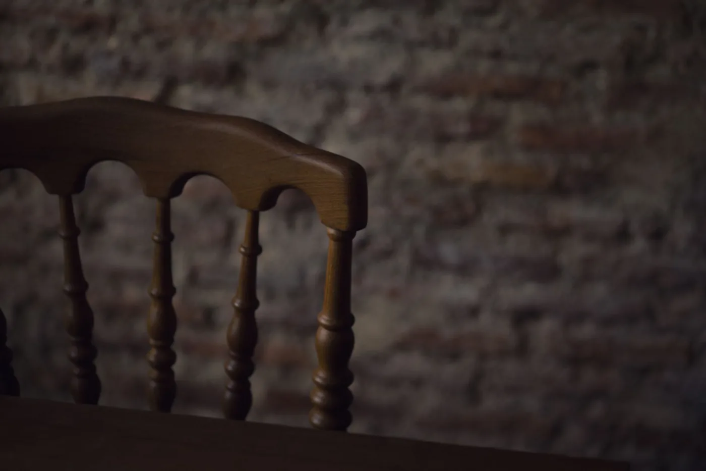 Detail opěradla dřevěné židle se sloupky