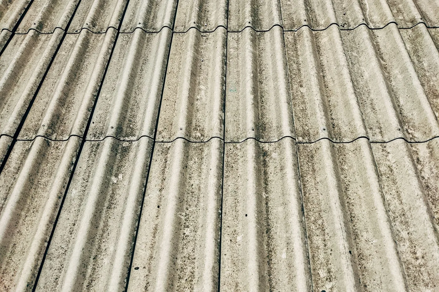 Detail staré vlnité střešní krytiny