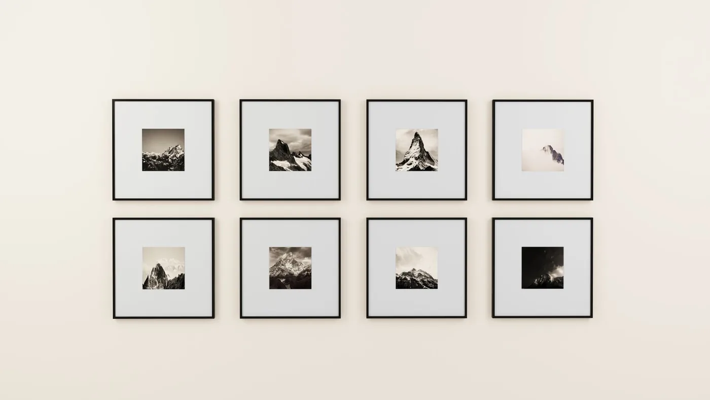 Symetrická galerie černobílých fotografií hor na zdi