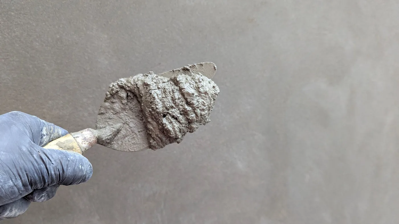 Detail hladítka s čerstvou omítkovou hmotou