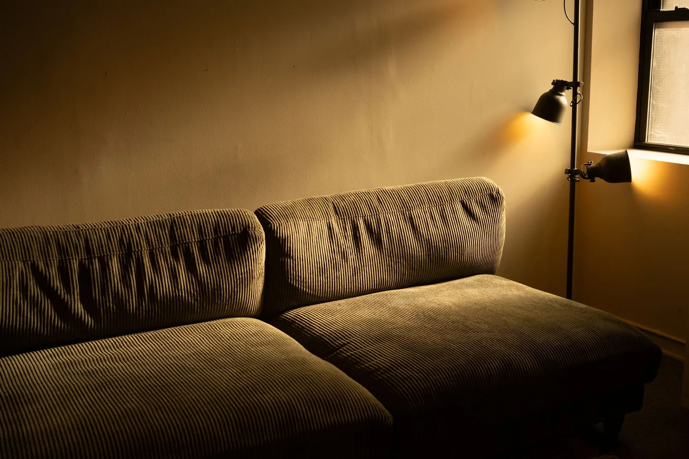 Stojací lampa se dvěma hlavicemi u okna