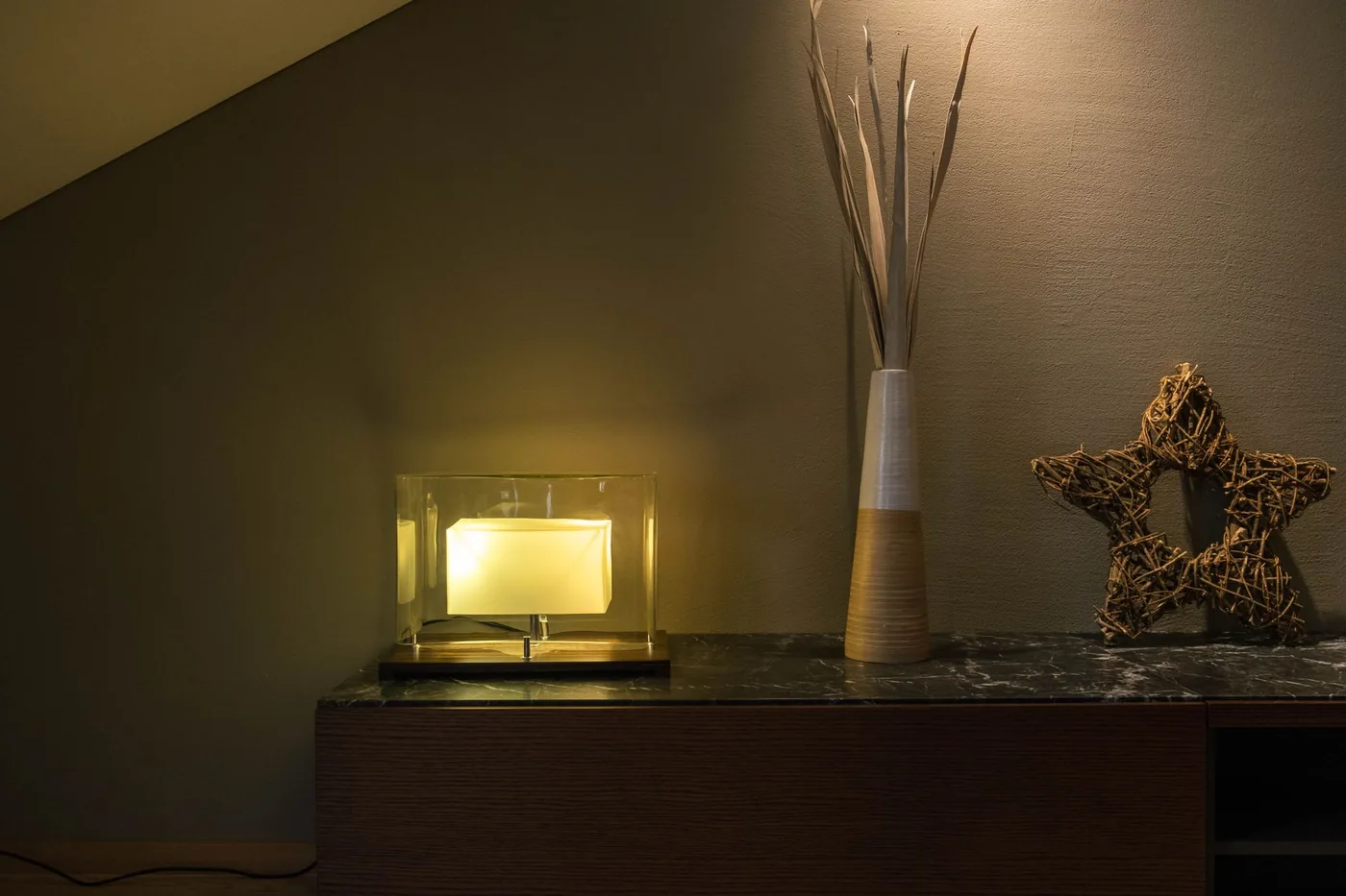 Stolní lampa a dekorace na komodě
