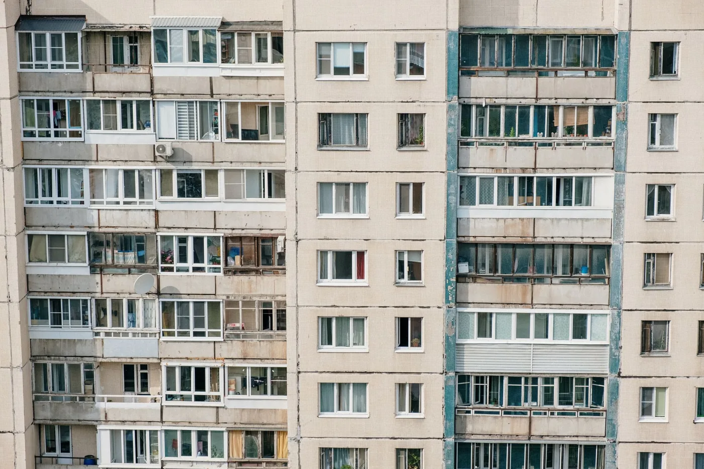 Balkony a okna na fasádě paneláku