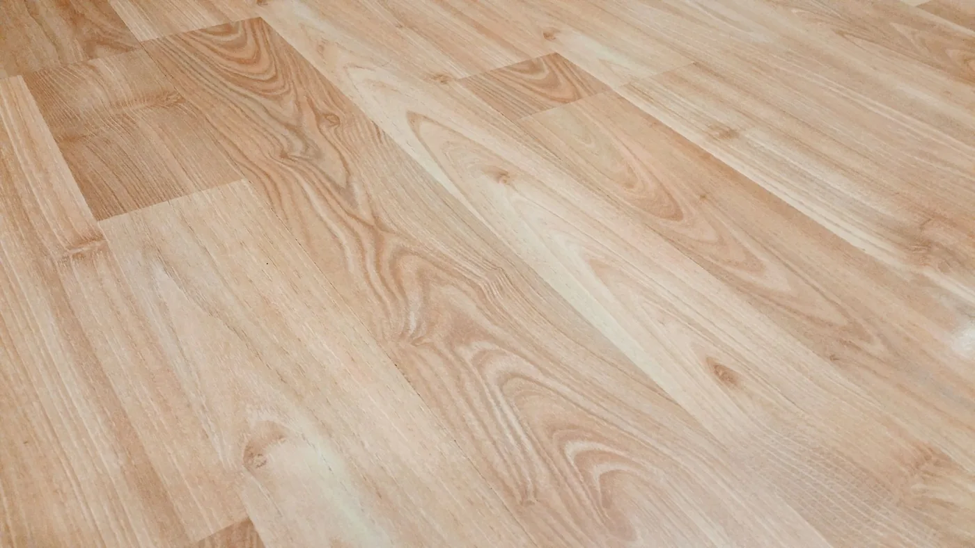 Detail světlé dřevěné podlahy se žilkováním
