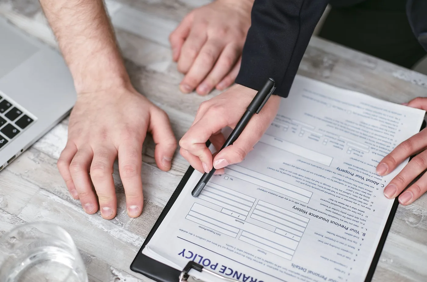 Dva lidé vyplňují formulář pojistky domácnosti