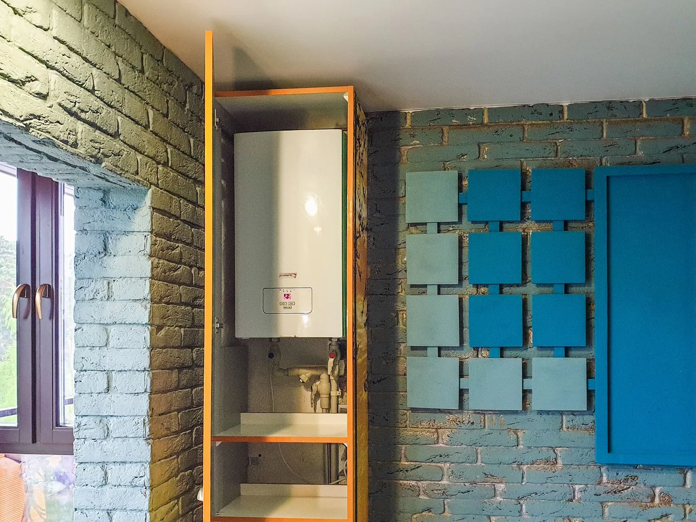 Plynový kotel ukrytý ve vestavěné skříni