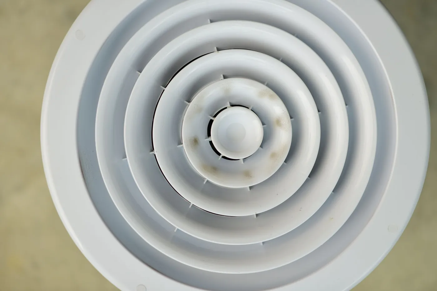 Detail kruhové stropní větrací mřížky