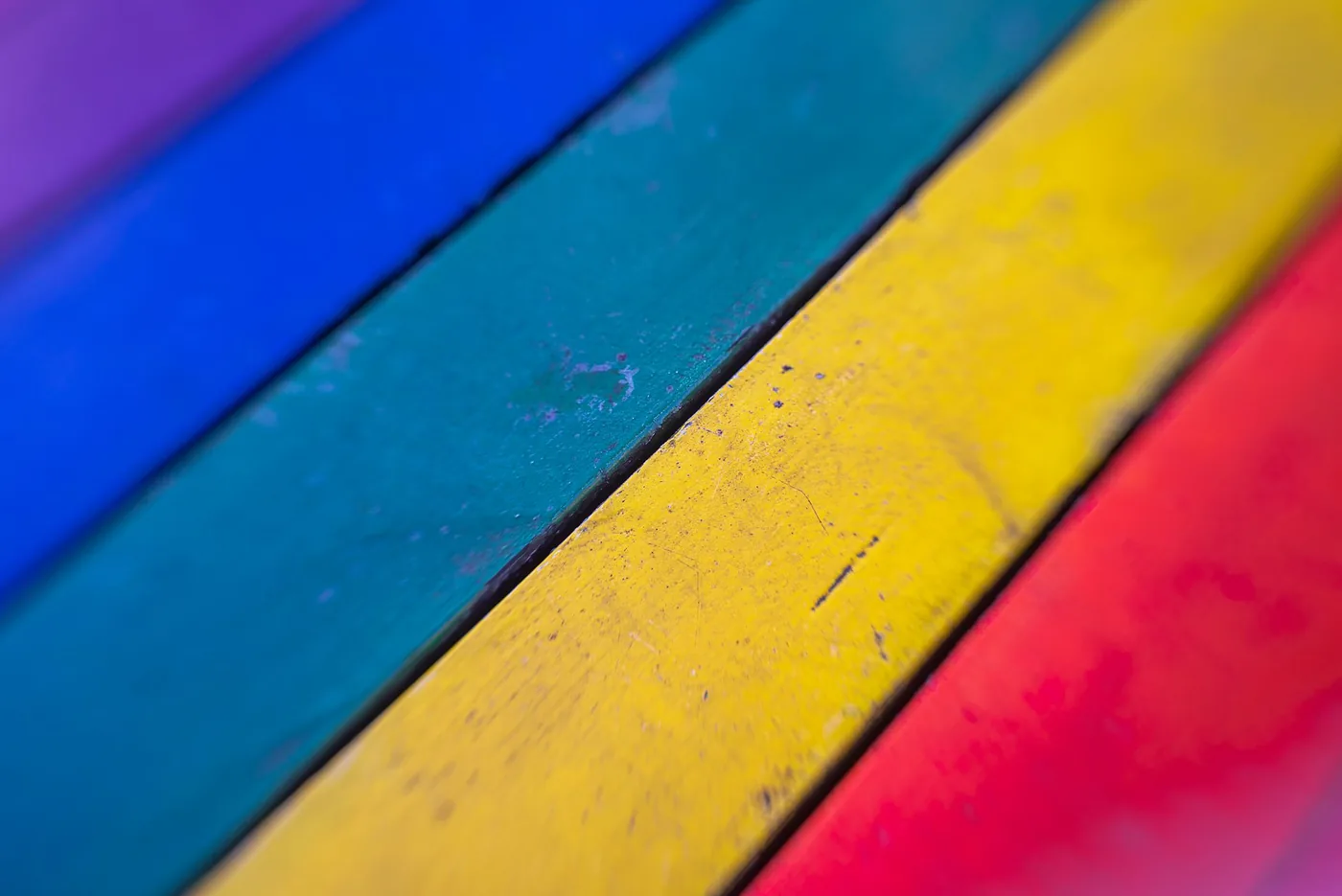 Detail barevně natřených dřevěných lamel
