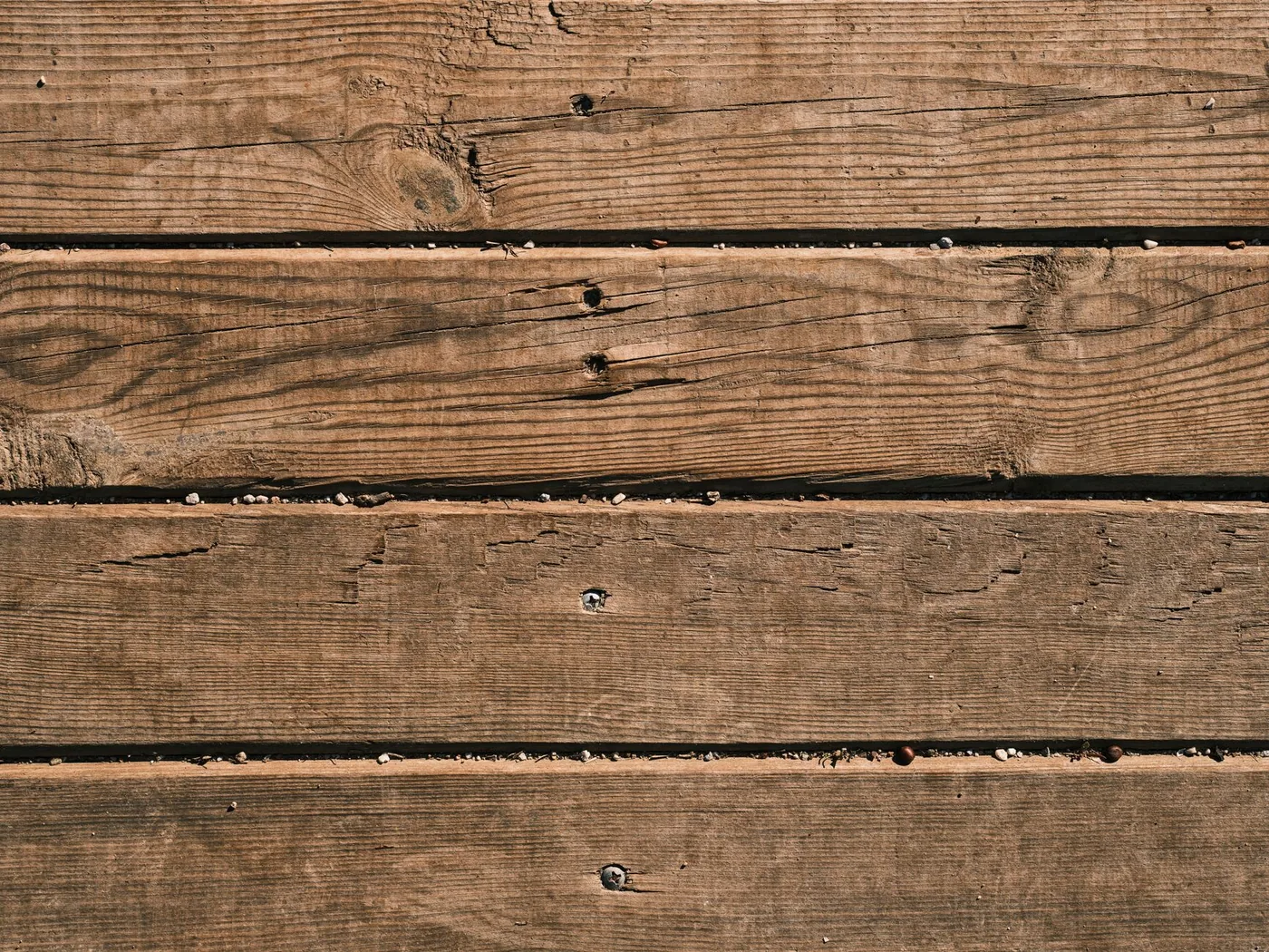 Detail dřevěných prken se suky a strukturou