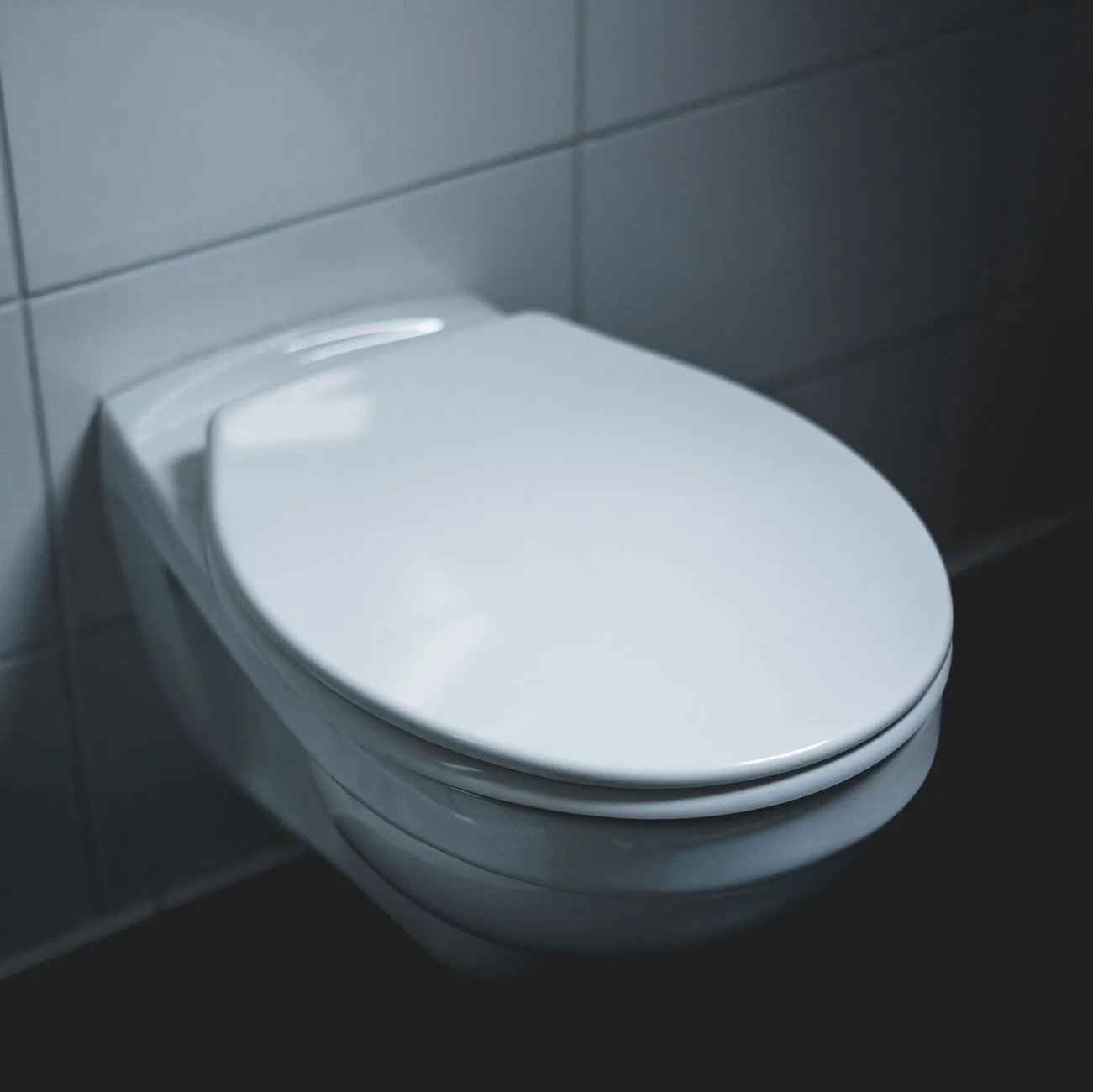 Závěsné WC upevněné na stěně v koupelně