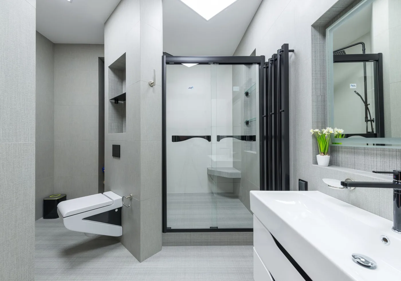 Závěsné WC v moderní koupelně se sprchovým koutem