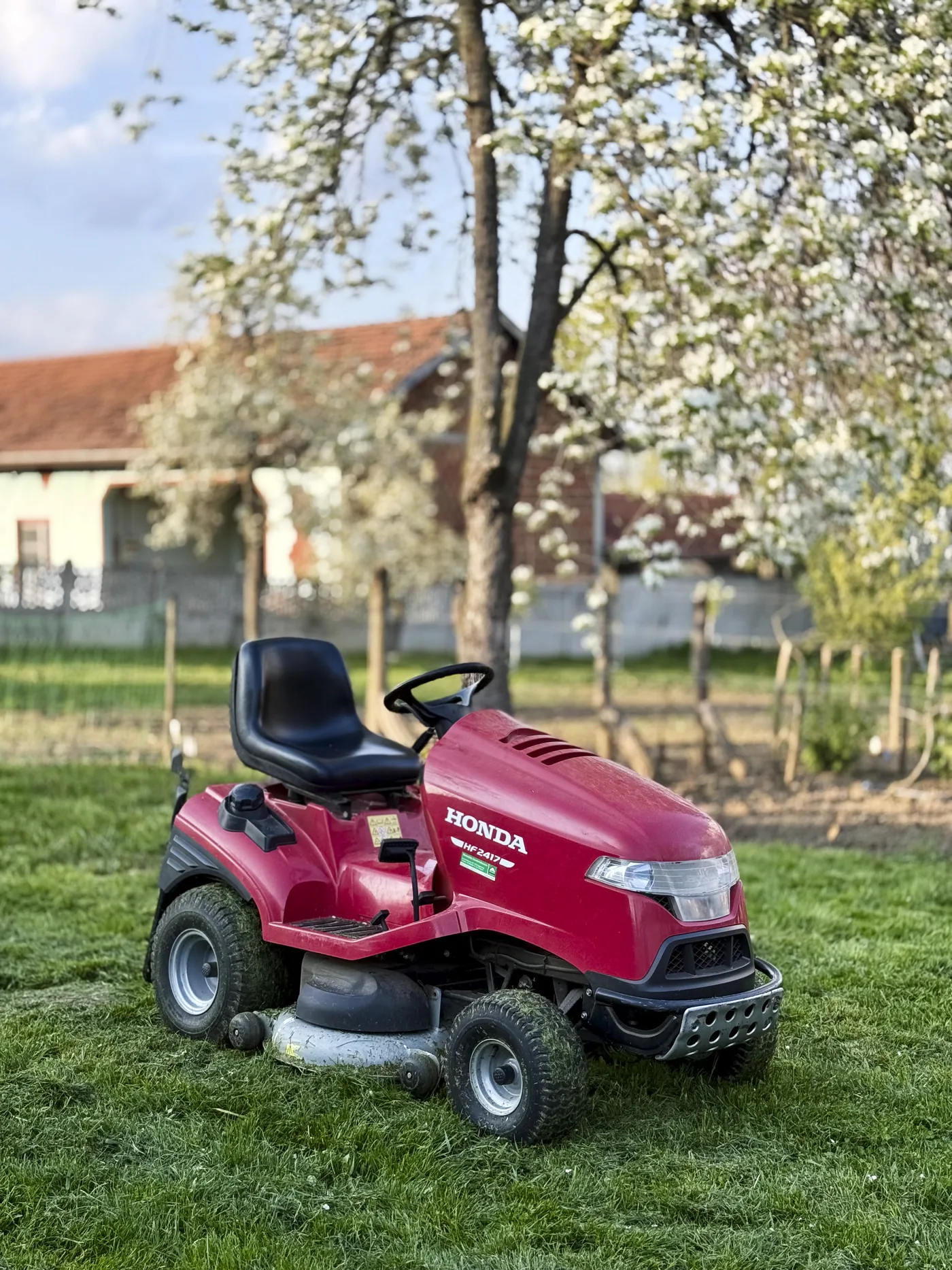 Jezdecký sekací traktor odpočívá ve stínu stromu