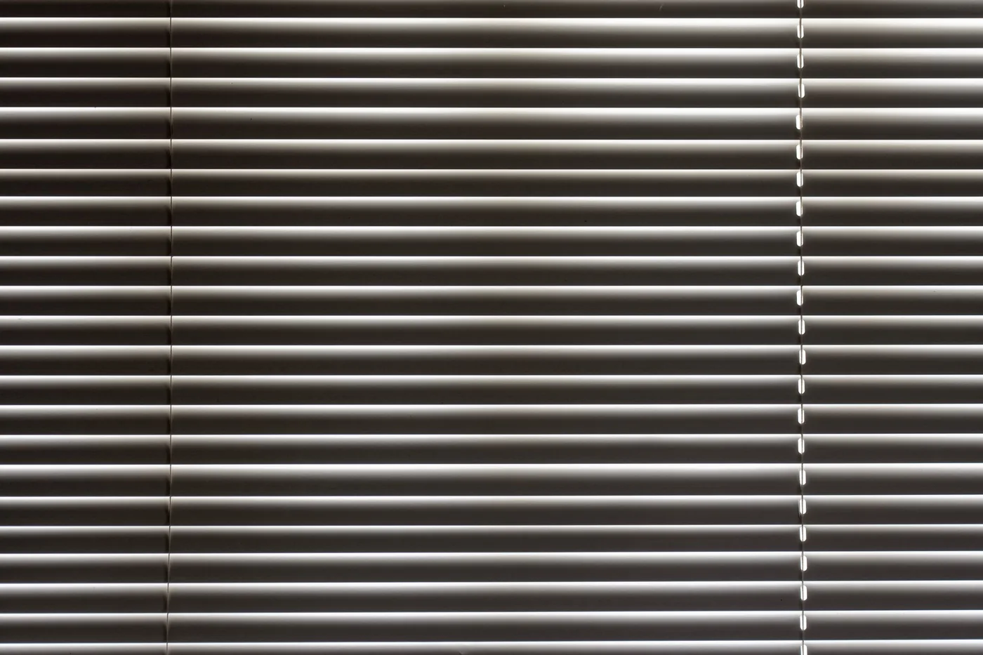 Detail lamel bílé horizontální žaluzie