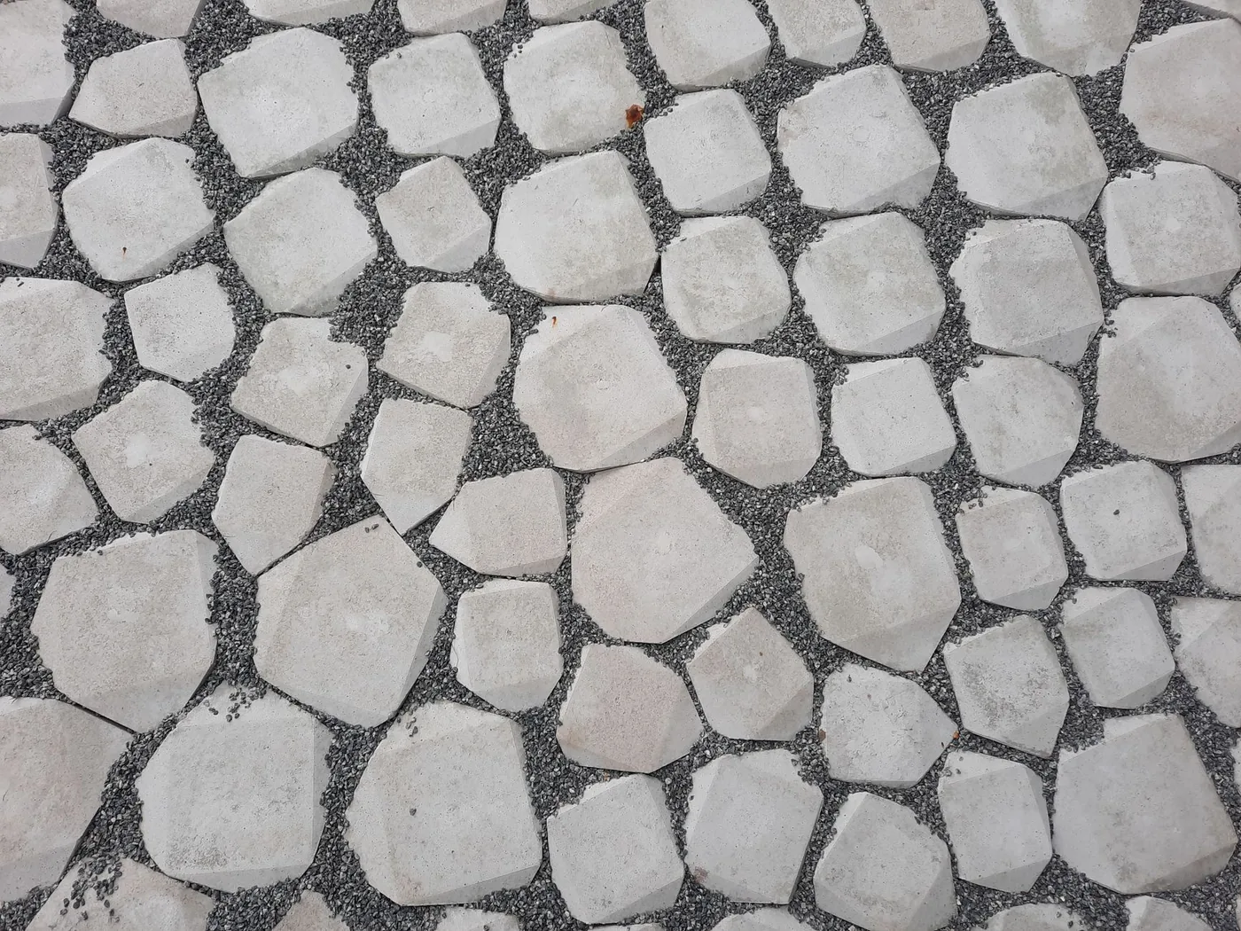 Detail hotové zámkové dlažby shora