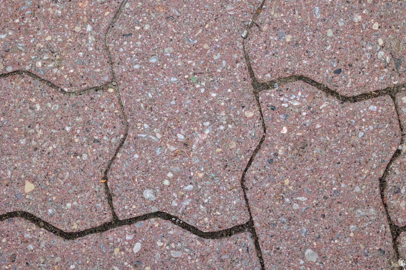 Detail kamenné dlažby v teplém světle