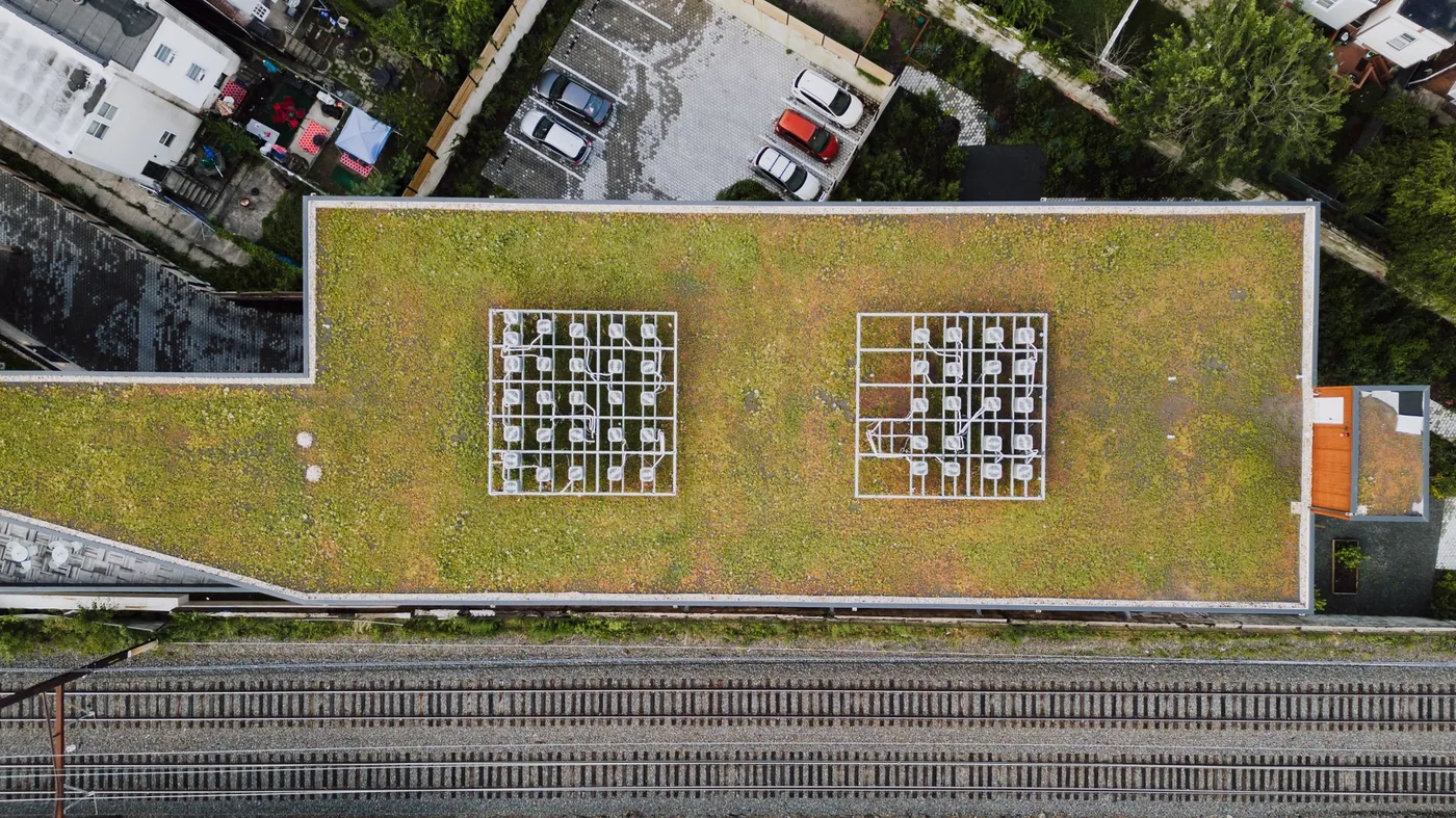 Zelená střecha z ptačí perspektivy nad městem