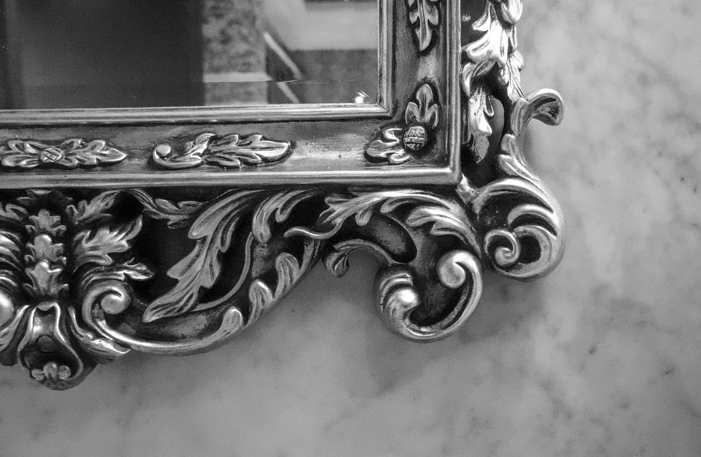 Detail zdobeného rámu obdélníkového zrcadla