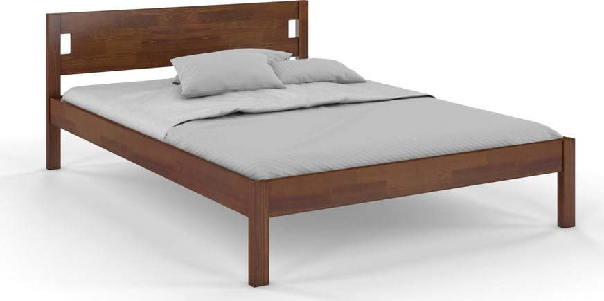 Tmavě hnědá dvoulůžková postel z borovicového dřeva 140x200 cm Laxbaken – Skandica