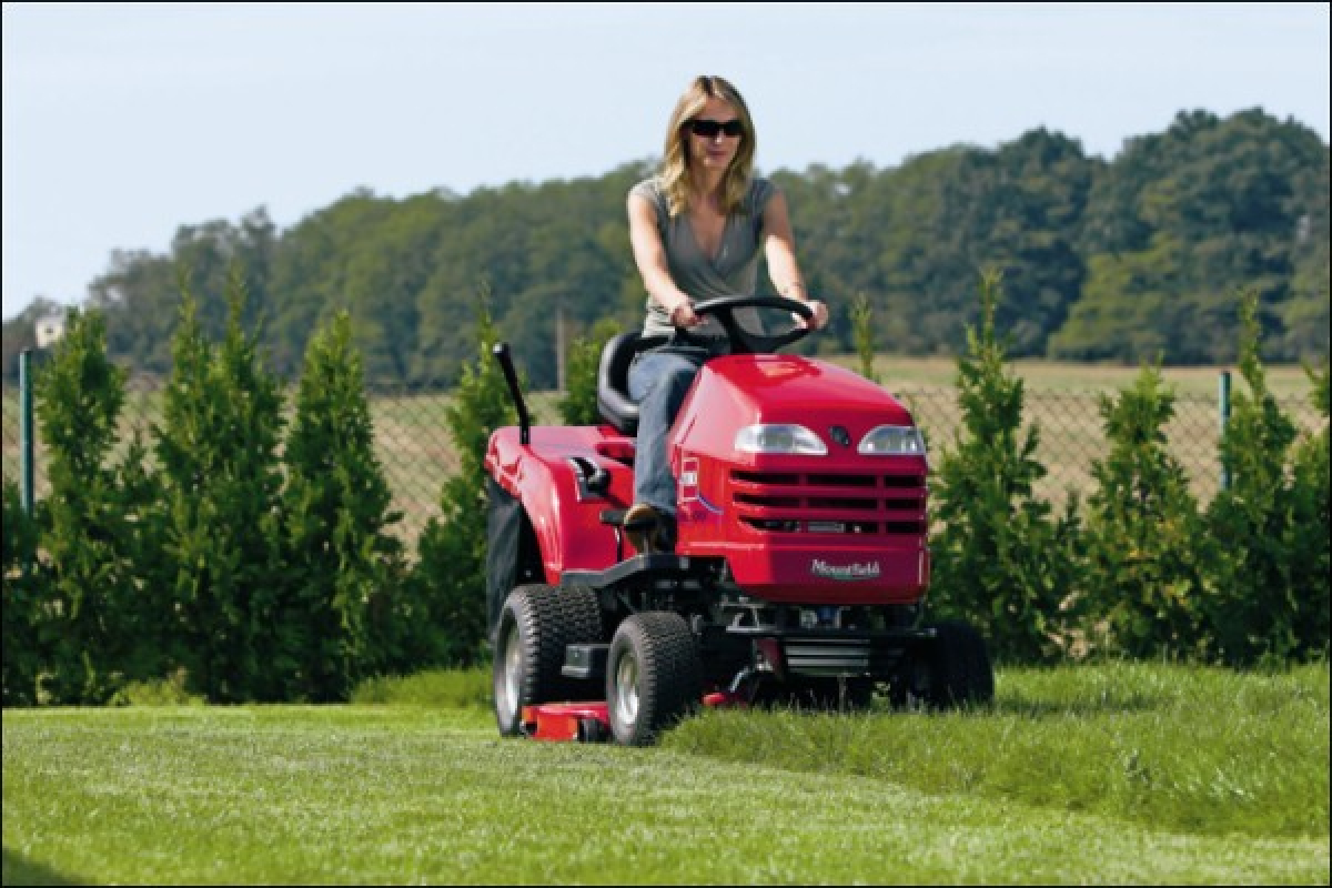 Zahradní traktor je celoroční dříč